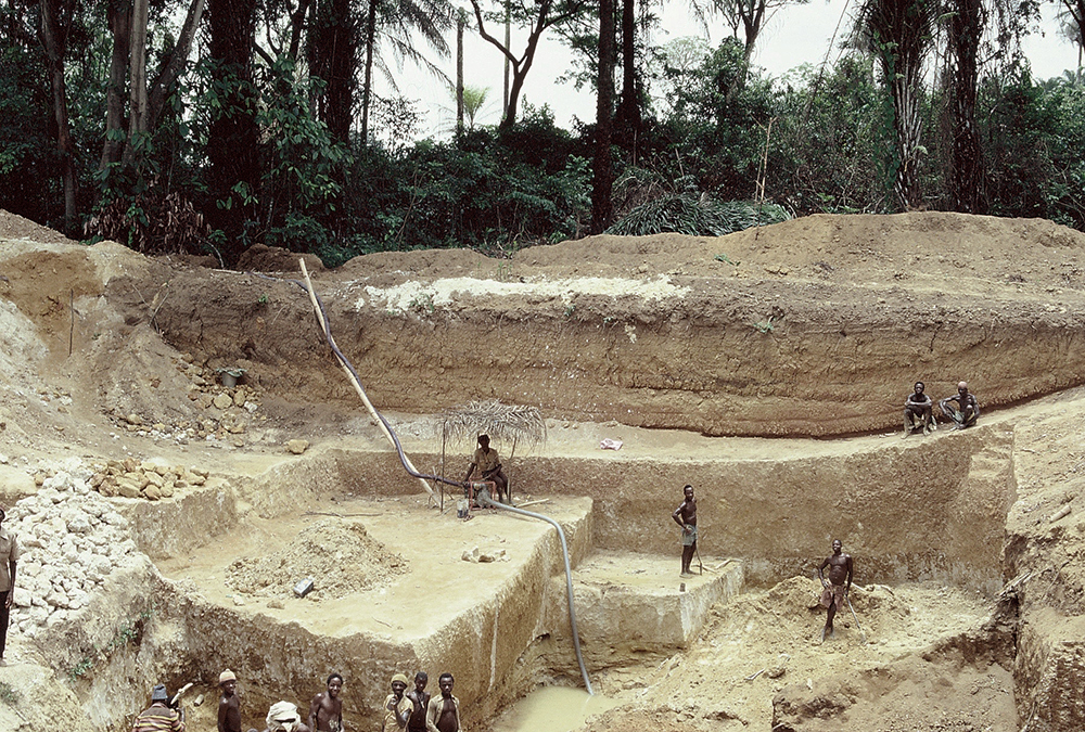 Hand laborers terracing a pit to remove overburden and control water levels